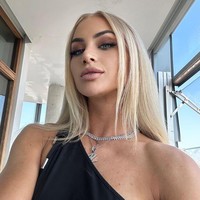 Tampaknya banyak orang yang penasaran dengan sepak terjangnya di dunia bola dan potret cantiknya. Dalam pencarian pun, netizen sering mengaitkannya dengan kata hot. Foto: Instagram Alisha Lehmann