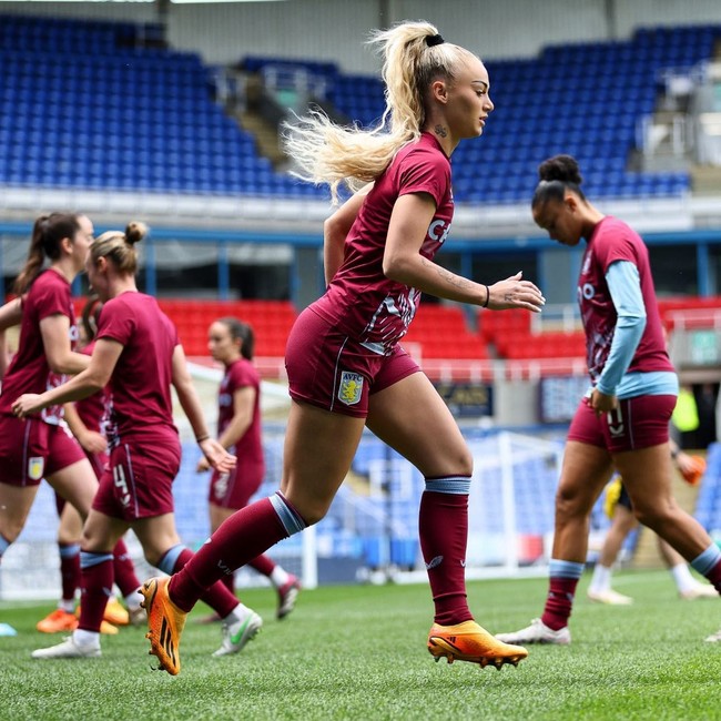 Striker Aston Villa tersebut kembali memuncaki daftar atlet wanita yang paling dicari di Google di 2023. Foto: Instagram Alisha Lehmann
