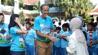 Berend Van Wel , Presiden Direktur PT. Frisian Flag Indonesia merayakan momentum Hari Susu Sedunia (World Milk Day) dan Hari Susu Nusantara. Aksi ini meliputi edukasi mengenai Hari Susu Sedunia, berbagai kebaikan susu, dan pemberian ribuan produk susu di sekolah dan PAUD (Pendidikan Anak Usia Dini).  