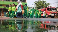 Para pelajar mengikuti simulasi kesiagaan bencana kebakaran di halaman TK-SD Al Azhar 4 Kebayoran Lama, Jl Ciputat Raya, Jakarta Selatan.  
