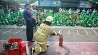 Anak-anak terlihat antusias mengikuti simulasi kesiagaan bencana tersebut.  