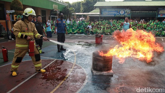 Para siswa TK-SD Al Azhar 4 Kebayoran Lama mengikuti simulasi kesiagaan bencana kebakaran. Begini momennya.