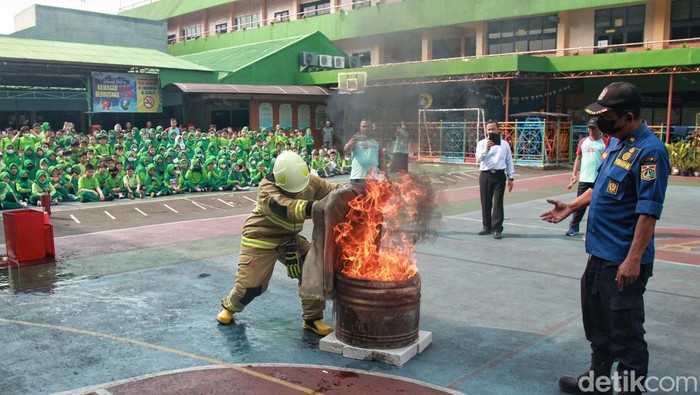 Anak TK-SD Antusias Ikuti Simulasi Siaga Bencana Kebakaran Para siswa TK-SD Al Azhar 4 Kebayoran Lama mengikuti simulasi kesiagaan bencana kebakaran. Begini momennya.