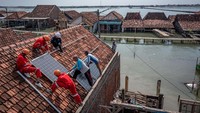 Bantuan pompa air berkekuatan 3.500 liter per jam bertenaga panel surya berkapasitas 3.200 watt peak melalui program Penggalangan Dana Masyarakat Alirkan Harapan Untuk Timbulsloko itu untuk mengaliri kebutuhan air bersih 138 kepala keluarga dan empat rumah ibadah.  