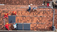 Warga bersama aktivis lingkungan Greenpeace Indonesia memasang instalasi panel surya untuk pompa air di Dukuh Timbulsloko yang terkepung air laut akibat terdampak penurunan tanah disertai kenaikan air laut di Kecamatan Sayung, Kabupaten Demak, Jawa Tengah, Senin (12/6/2023).  