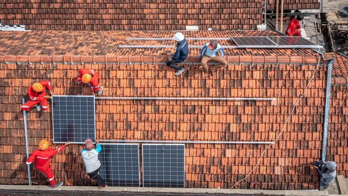 Warga bersama aktivis lingkungan Greenpeace Indonesia memasang instalasi panel surya untuk pompa air di Dukuh Timbulsloko yang terkepung air laut akibat terdampak penurunan tanah disertai kenaikan air laut di Kecamatan Sayung, Kabupaten Demak, Jawa Tengah, Senin (12/6/2023). Bantuan pompa air berkekuatan 3.500 liter per jam bertenaga panel surya berkapasitas 3.200 watt peak melalui program Penggalangan Dana Masyarakat Alirkan Harapan Untuk Timbulsloko itu untuk mengaliri kebutuhan air bersih 138 kepala keluarga dan empat rumah ibadah yang dapat menghemat biaya konsumsi listrik kampung tersebut hingga sekitar Rp2.500.000 per bulan, serta sebagai kampanye penggunaan energi terbarukan yang hemat dan ramah lingkungan sekaligus mencegah krisis iklim. ANTARA FOTO/Aji Styawan/rwa.