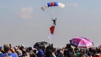 Selain atraksi pesawat, aksi penerjun payung juga menarik perhatian pengunjung.