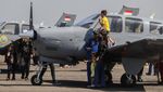 Antusias Warga Lihat Pameran Militer di Lanud Juanda Surabaya