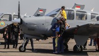 Tampak anak-anak antusias melihat pesawat militer di Pangkalan Udara Juanda.  