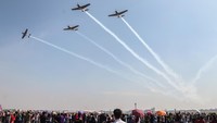 Naval Air Base Open Day dimeriahkan dengan atraksi pesawat Bonanza G-36 yang menampilkan formasi terbang, atraksi 3 helikopter Bell 505, pawai otomotif, serta demo freefall dari Yontaifib Marinir.  