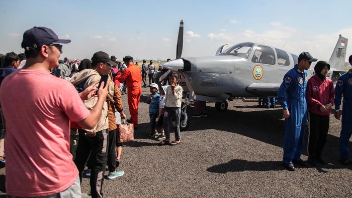 SURABAYA, INDONESIA - JUNE 11: People visit military exhibition during Naval Airbase Open Day at Juanda Air Base in Surabaya, East Java Province, Indonesia on June 11, 2023. The event is a part of the commemorations of the 67th Anniversary of the Indonesian Navy Aviation Center which falls on June 17, 2023. (Photo by Suryanto Putramudji/NurPhoto via Getty Images)