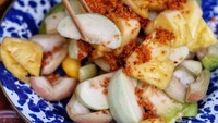 Rujak Bangkok, salah satu alternatif rujak buah dengan cita rasa yang baru. Karena bumbunya diracik dengan gula hingga cabai. Rujak ini bisa dibeli secara online. Foto: Twitter/Google Photos