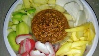 Rumah Rujak Buah, produksi rujak segar homemade yang ada di Kembangan, Jakarta Utara. Kisaran harga menunya dari Rp 20.000. Buahnya segar semua.  Foto: Twitter/Google Photos