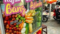 Rujak Ulek Bang Aswin, terletak di belakang SMESCO, Jakarta Selatan. Rujak Ulek Bang Aswin, punya rujak enak harga Rp 15.000. Foto: Twitter/Google Photos