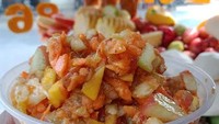 Di Cililitan, Kramat Jati, gerobak Rujak Buah 86 selalu jadi incaran. Penjualnya menyajikan aneka buah segar dengan bumbu rujak yang sedap. Harganya sekitar Rp 15.000. Foto: Twitter/Google Photos