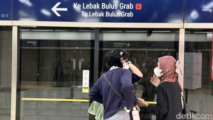 Surat edaran COVID 2023 menetapkan aturan masker terbaru bagi seluruh masyarakat Indonesia. Kebijakan ini juga diberlakukan pada KRL, MRT, dan TransJakarta.