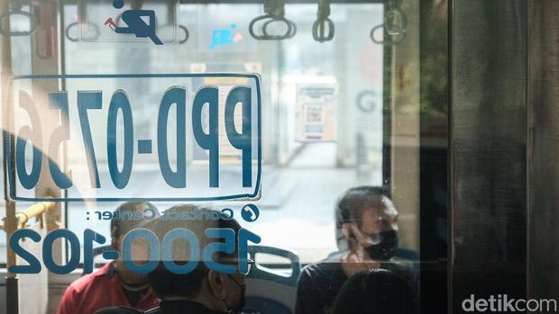 Surat edaran COVID 2023 menetapkan aturan masker terbaru bagi seluruh masyarakat Indonesia. Kebijakan ini juga diberlakukan pada KRL, MRT, dan TransJakarta.