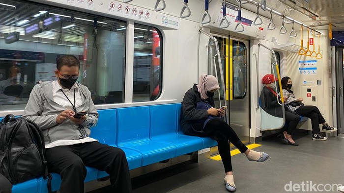 Aturan menggunakan masker di transportasi umum sudah dicabut Satgas COVID-19. Meski begitu, sebagian pengguna MRT memilih tetap bermasker. (Magdalena HNG/detikcom)