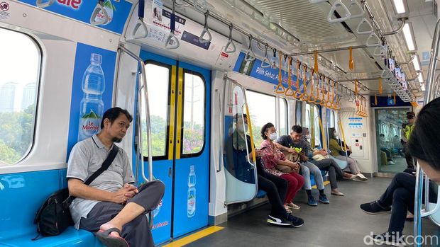 Aturan menggunakan masker di transportasi umum sudah dicabut Satgas COVID-19. Meski begitu, sebagian pengguna MRT memilih tetap bermasker. (Magdalena HNG/detikcom)