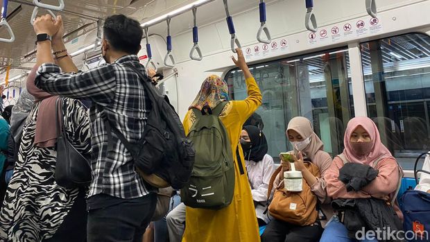 Aturan menggunakan masker di transportasi umum sudah dicabut Satgas COVID-19. Meski begitu, sebagian pengguna MRT memilih tetap bermasker. (Magdalena HNG/detikcom)
