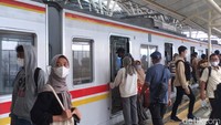 Viral Penumpang Dorong Sekuriti Stasiun hingga Hampir Tertabrak KRL