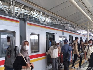 Naik KRL Commuter Line Tak Lagi Wajib Pakai Masker!
