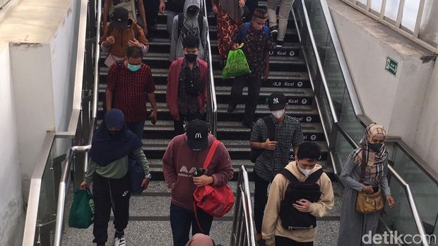 Aturan wajib menggunakan masker masih diterapkan di kereta rel listrik (KRL). Para pengguna KRL memberikan beragam tanggapan atas kebijakan tersebut. (Magdalena HNG/detikcom)