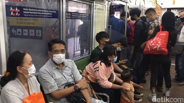 Aturan wajib menggunakan masker masih diterapkan di kereta rel listrik (KRL). Para pengguna KRL memberikan beragam tanggapan atas kebijakan tersebut. (Magdalena HNG/detikcom)