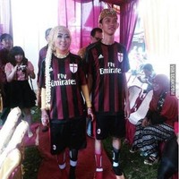 Begini jadinya jika menikah dengan seseorang yang memiliki hobi sama. Jersey dan sepatu bola siap mengantarkan pengantin ke pelaminan. Foto: Dok. Twitter, Instagram