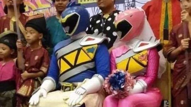 Baju pernikahan unik ini terinspirasi dari serial super hero Power Rangers. Konsepnya sungguh di luar nalar, karena wajah pengantin tak terlihat tertutup oleh topeng Power Rangers. Foto: Dok. Twitter, Instagram
