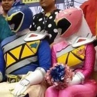 Baju pernikahan unik ini terinspirasi dari serial super hero Power Rangers. Konsepnya sungguh di luar nalar, karena wajah pengantin tak terlihat tertutup oleh topeng Power Rangers. Foto: Dok. Twitter, Instagram