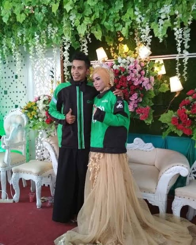 Pasangan pengantin ini mengenakan jaket profesinya sebagai ojek online. Sakinah Mawadah Warohmah dan sesuai aplikasi. Foto: Dok. Twitter, Instagram
