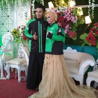 Pasangan pengantin ini mengenakan jaket profesinya sebagai ojek online. Sakinah Mawadah Warohmah dan sesuai aplikasi. Foto: Dok. Twitter, Instagram