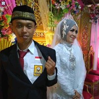 Tidak ada kemeja putih yang bisa dipakai di hari pernikahan? Tak perlu khawatir, kamu bisa mengenakan bekas seragam sekolah dan ditutupi dengan jas. Lebih irit dan low budget tentunya. Foto: Dok. Twitter, Instagram