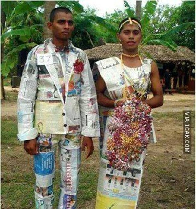 Tak perlu mewah untuk menikah, yang penting adalah esensi untuk menyatukan dua jiwa yang saling mencintai. Pakai baju yang terbuat dari koran pun menjadi keunikan tersendiri. Foto: Dok. Twitter, Instagram