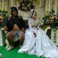 Ketika fitting tapi baju pengantin pria tak ada yang muat, beginilah jadinya. Tak ada blankon, helm motor pun tak jadi masalah. Tak ada jas yang muat, perut nampakpun bukan menjadi hambatan. Foto: Dok. Twitter, Instagram