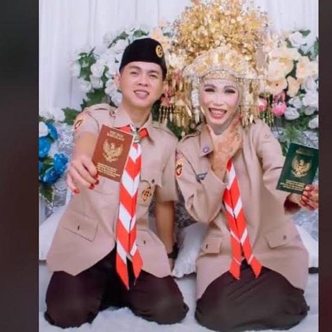 Baju unik bertema pramuka ini bisa menjadi inspirasi. Kedua pasangan mengenakan seragam pramuka lengkap dengan atributnya. Foto: Dok. Twitter, Instagram