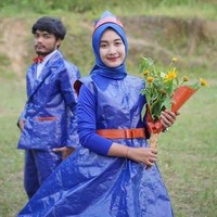 Pasangan ini menyulap kain terpal menjadi setelan jas dan gaun yang dilengkapi dengan belt dan mahkota untuk sang wanita. Kreatif bukan? Foto: Dok. Twitter, Instagram