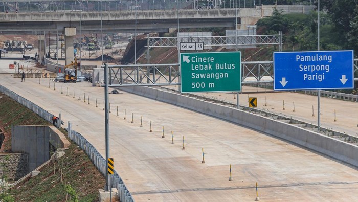 Sejumlah pekerja menyelesaikan proyek pembangunan Tol Cijago Seksi 3B di Limo, Depok, Jawa Barat, Senin (12/6/2023). Bedasarkan data Translingkar Kita Jaya, Tol Cinere-Jagorawi (Cijago) seksi 3B ruas Limo-Krukut sepanjang 2,5 kilometer itu tahap konstruksinya telah mencapai 95 persen dan ditargetkan selesai pada akhir Juli 2023. ANTARA FOTO/Asprilla Dwi Adha/nym.