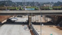 Sejumlah pekerja menyelesaikan proyek pembangunan Tol Cijago Seksi 3B di Limo, Depok, Jawa Barat, Senin (12/6/2023).