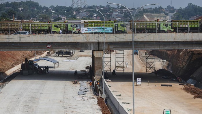 Bakal Rampung Akhir Juli 2023, Begini Progres Pembangunan Tol Cijago Seksi 3B Sejumlah pekerja menyelesaikan proyek pembangunan Tol Cijago Seksi 3B di Limo, Depok, Jawa Barat, Senin (12/6/2023). Bedasarkan data Translingkar Kita Jaya, Tol Cinere-Jagorawi (Cijago) seksi 3B ruas Limo-Krukut sepanjang 2,5 kilometer itu tahap konstruksinya telah mencapai 95 persen dan ditargetkan selesai pada akhir Juli 2023. ANTARA FOTO/Asprilla Dwi Adha/nym.