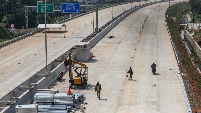 Sejumlah pekerja menyelesaikan proyek pembangunan Tol Cijago Seksi 3B di Limo, Depok, Jawa Barat, Senin (12/6/2023). Bedasarkan data Translingkar Kita Jaya, Tol Cinere-Jagorawi (Cijago) seksi 3B ruas Limo-Krukut sepanjang 2,5 kilometer itu tahap konstruksinya telah mencapai 95 persen dan ditargetkan selesai pada akhir Juli 2023. ANTARA FOTO/Asprilla Dwi Adha/nym.