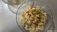 Kalau menyukai makanan pedas, menu bakmi asin sambal bawang bisa jadi pilihan tepat. Kami memesan menu bakmi asin sambal bawang ini dengan tambahan pangsit rebus dan bakso seharga Rp 28.000. Foto: detikFood/Yenny Mustika Sari