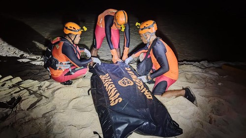 Basarnas Bali saat mengevakuasi jenazah WNA yang terseret ombak di Pantai Nunggalan, Badung, Bali, Minggu (11/6/2023).