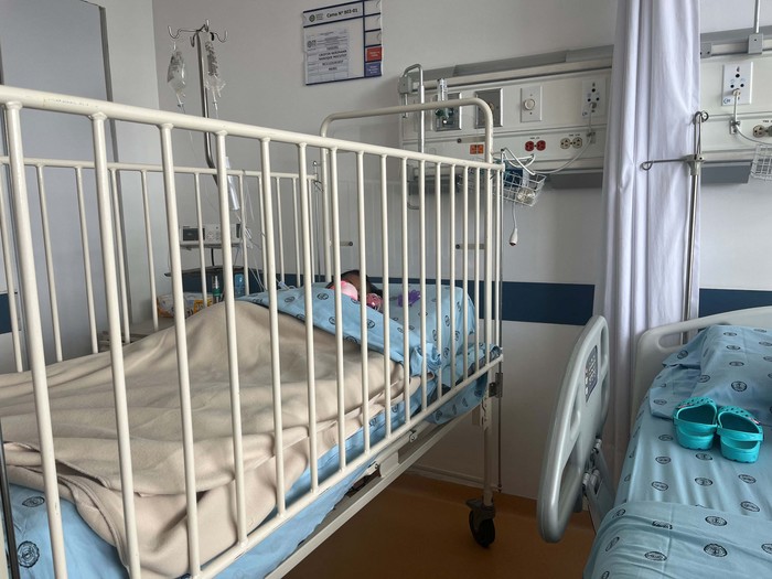 One of the child survivors of a Cessna 206 plane that crashed in thick jungle is seen at the central military hospital, in Bogota, June 10, 2023. Colombian Presidency/Handout via REUTERS  ATTENTION EDITORS - THIS IMAGE WAS PROVIDED BY A THIRD PARTY. MANDATORY CREDIT. NO RESALES. NO ARCHIVES