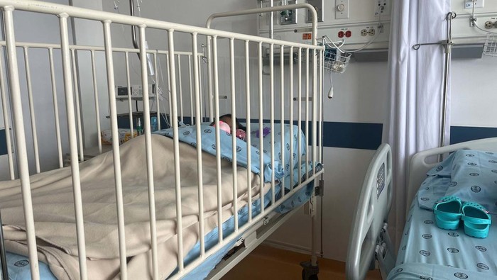 One of the child survivors of a Cessna 206 plane that crashed in thick jungle is seen at the central military hospital, in Bogota, June 10, 2023. Colombian Presidency/Handout via REUTERS  ATTENTION EDITORS - THIS IMAGE WAS PROVIDED BY A THIRD PARTY. MANDATORY CREDIT. NO RESALES. NO ARCHIVES