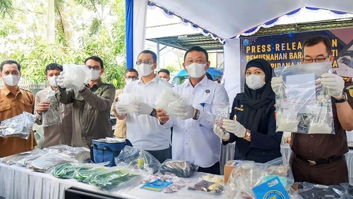 BNN NTB saat menggelar pemusnahan barang bukti narkoba di halaman kantor BNN NTB, Senin (12/6/2023) siang. Foto: Helmy Akbar / detikBali