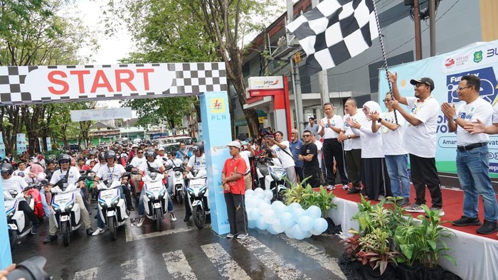 Bupati Sumenep Achmad Fauzi saat lepas pengguna motor listrik dalam sebuah acara di Sumenep.