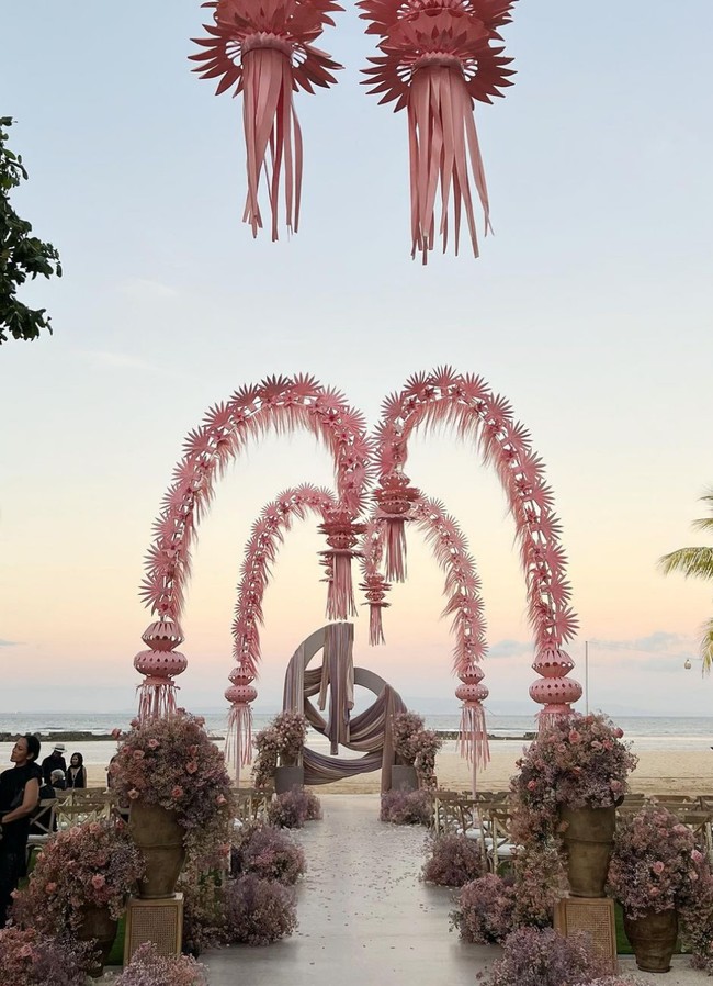 Etnik kontemporer secara keseluruhan merupakan konsep dekorasi pernikahan Adinia Wirasti dan Michael Wahr yang digelar secara outdoor. Foto: Instagram/@lxemoments