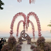 Etnik kontemporer secara keseluruhan merupakan konsep dekorasi pernikahan Adinia Wirasti dan Michael Wahr yang digelar secara outdoor. Foto: Instagram/@lxemoments